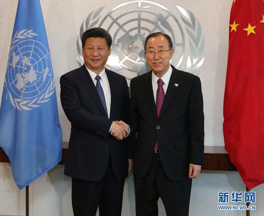 9月26日，國(guó)家主席習(xí)近平在紐約聯(lián)合國(guó)總部會(huì)見(jiàn)聯(lián)合國(guó)秘書(shū)長(zhǎng)潘基文。 新華社記者 劉衛(wèi)兵 攝