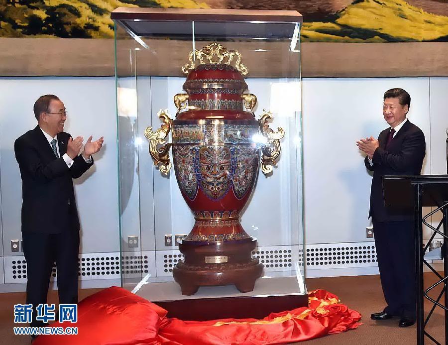 9月27日，國(guó)家主席習(xí)近平在紐約出席中國(guó)向聯(lián)合國(guó)贈(zèng)送“和平尊”儀式。聯(lián)合國(guó)秘書長(zhǎng)潘基文出席。 新華社記者 李濤 攝 