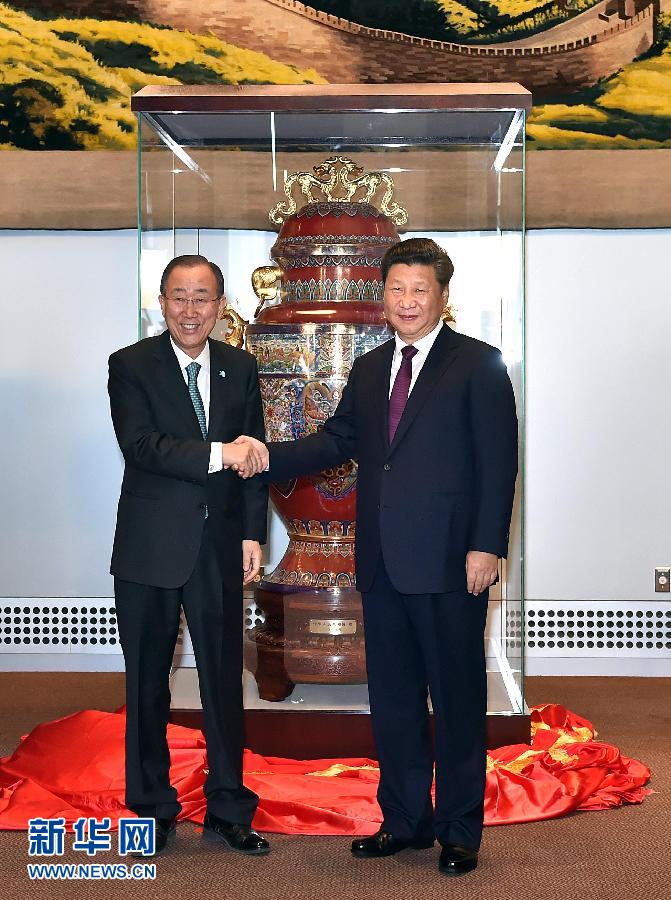  9月27日，國(guó)家主席習(xí)近平在紐約出席中國(guó)向聯(lián)合國(guó)贈(zèng)送“和平尊”儀式。聯(lián)合國(guó)秘書長(zhǎng)潘基文出席。 新華社記者 李濤 攝 