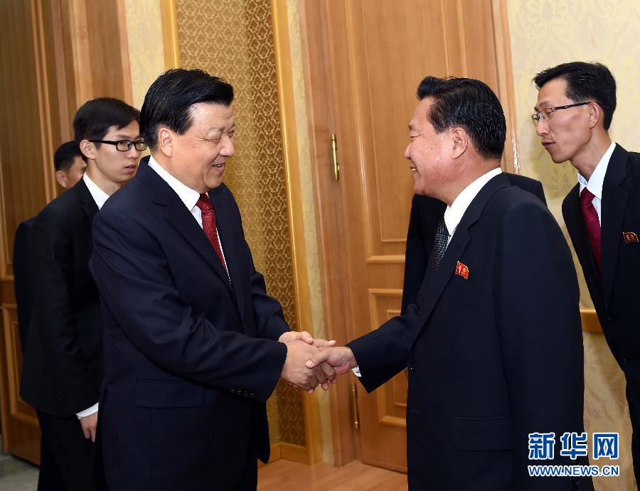 10月9日，在朝鮮進(jìn)行正式友好訪問的中共中央政治局常委、中央書記處書記劉云山與朝鮮勞動(dòng)黨中央政治局委員、中央書記崔龍海舉行會(huì)談。新華社記者 饒愛民 攝