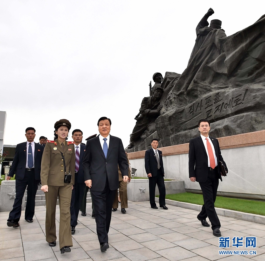 10月10日，正在朝鮮訪問的中共中央政治局常委、中央書記處書記劉云山在平壤參觀朝鮮祖國解放戰(zhàn)爭勝利紀(jì)念館。 新華社記者 李濤 攝