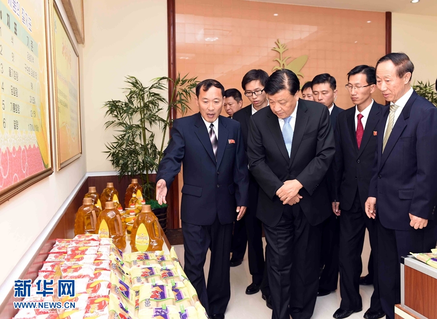 10月11日，中共中央政治局常委、中央書記處書記劉云山參觀考察平壤玉米加工廠。 新華社記者 饒愛民 攝