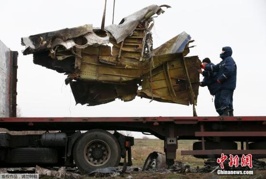 資料圖：2014年11月16日，烏克蘭頓涅茨克地區(qū)，墜毀MH17飛機事故現(xiàn)場成功搜尋到起落架的部分殘骸，一大塊機身殘片等。