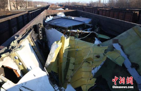 資料圖：烏克蘭頓涅茨克，MH17墜毀客機的殘骸裝上火車。圖片來源：CFP視覺中國
