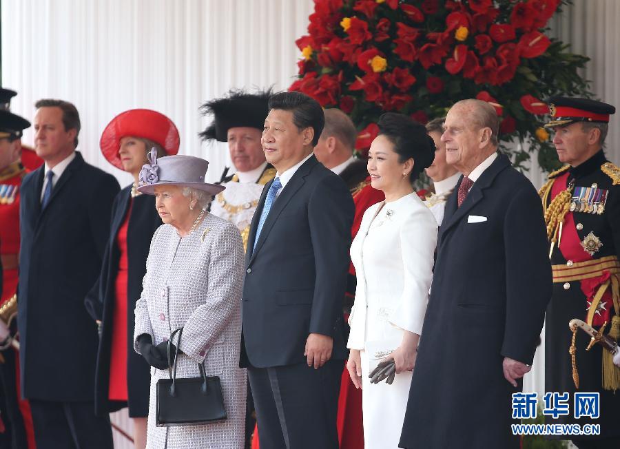 10月20日，對英國進(jìn)行國事訪問的國家主席習(xí)近平出席英國女王伊麗莎白二世在倫敦騎兵檢閱場舉行的隆重歡迎儀式。 新華社記者 龐興雷 攝
