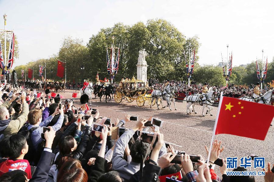 這是習(xí)近平和夫人彭麗媛在女王夫婦陪同下，乘坐皇家馬車前往白金漢宮下榻。新華社記者 周磊 攝