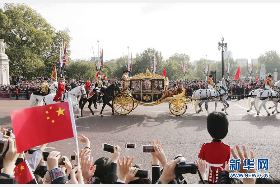 這是習(xí)近平和夫人彭麗媛在女王夫婦陪同下，乘坐皇家馬車前往白金漢宮下榻。新華社記者 周磊 攝