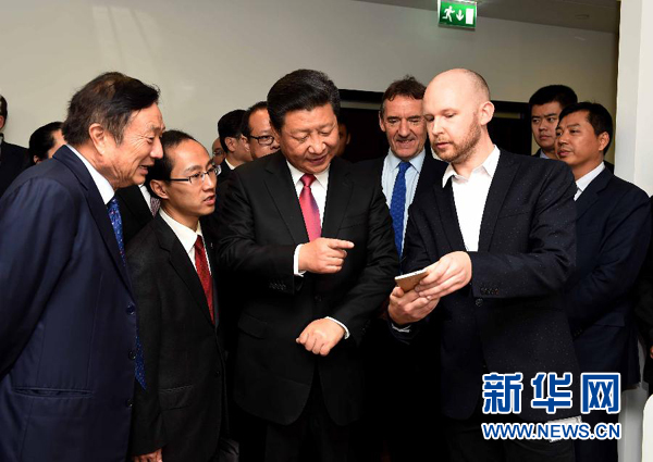 10月21日，國(guó)家主席習(xí)近平在倫敦參觀華為英國(guó)公司。 新華社記者 饒愛民 攝