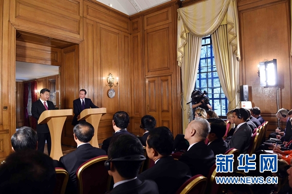 10月21日，國家主席習(xí)近平在倫敦唐寧街首相府同英國首相卡梅倫舉行會談。這是會談結(jié)束后，習(xí)近平和卡梅倫共同會見記者。 新華社記者 饒愛民 攝 