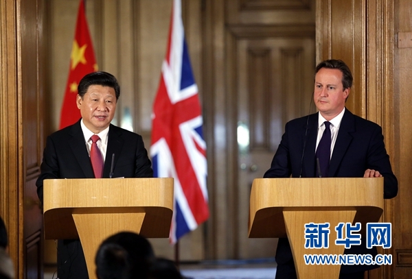 10月21日，國家主席習(xí)近平在倫敦唐寧街首相府同英國首相卡梅倫舉行會談。這是會談結(jié)束后，習(xí)近平和卡梅倫共同會見記者。 新華社記者 鞠鵬 攝 
