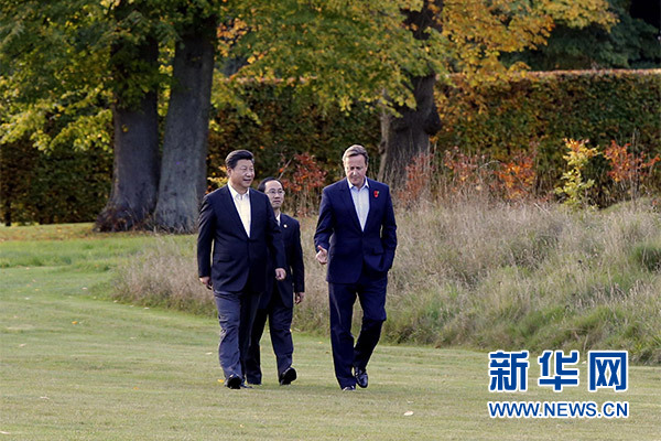 這是習(xí)近平與卡梅倫漫步草坪，邊走邊談。新華社記者 鞠鵬攝