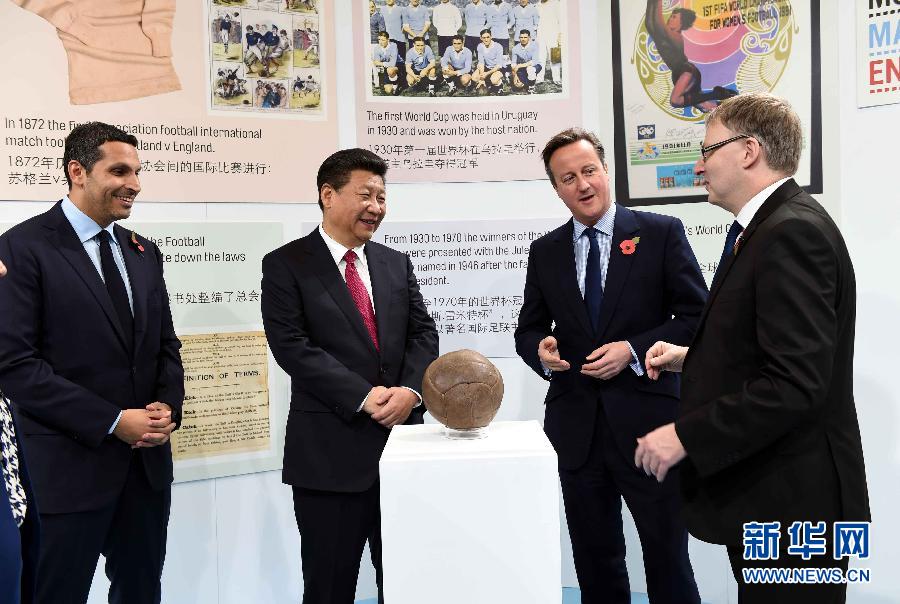 10月23日，國家主席習近平在英國首相卡梅倫陪同下，參觀曼徹斯特城市足球?qū)W院。 新華社記者 饒愛民 攝