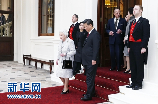 10月22日，國家主席習(xí)近平和夫人彭麗媛離開白金漢宮。離開前，英國女王伊麗莎白二世和丈夫菲利普親王專門前來同習(xí)近平夫婦親切話別。新華社記者 鞠鵬 攝