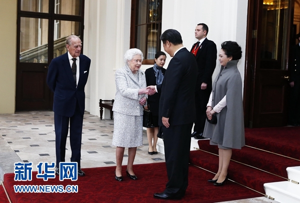10月22日，國家主席習(xí)近平和夫人彭麗媛離開白金漢宮。離開前，英國女王伊麗莎白二世和丈夫菲利普親王專門前來同習(xí)近平夫婦親切話別。新華社記者 鞠鵬 攝