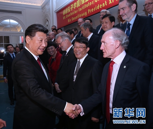 10月22日，國家主席習(xí)近平在倫敦出席全英孔子學(xué)院和孔子課堂年會開幕式。這是習(xí)近平同參加開幕式的嘉賓親切交談。 新華社記者 龐興雷 攝 