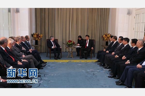 10月22日，國家主席習(xí)近平在倫敦集體會(huì)見英國前首相布朗等英國友人。新華社記者 龐興雷 攝 