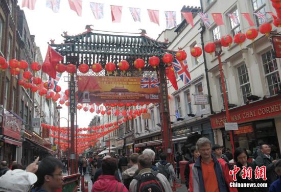 習(xí)近平主席訪問(wèn)英國(guó)，倫敦唐人街掛出大紅燈籠和中英兩國(guó)國(guó)旗。 <a target='_blank' ><p  align=
