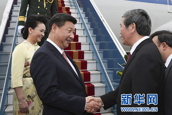 11月5日，中共中央總書記、國(guó)家主席習(xí)近平抵達(dá)越南首都河內(nèi)，開始對(duì)越南進(jìn)行國(guó)事訪問。這是越南高級(jí)官員到機(jī)場(chǎng)迎接習(xí)近平和夫人彭麗媛。新華社記者蘭紅光攝 