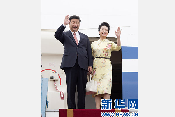 11月5日，中共中央總書記、國(guó)家主席習(xí)近平抵達(dá)越南首都河內(nèi)，開始對(duì)越南進(jìn)行國(guó)事訪問。這是習(xí)近平和夫人彭麗媛步出艙門向歡迎人群揮手致意。新華社記者 李學(xué)仁 攝