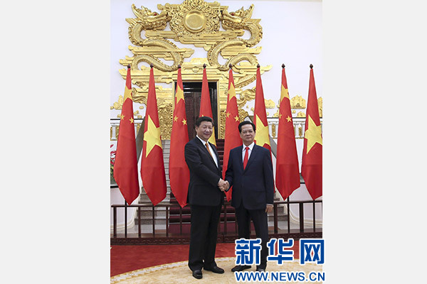 11月5日，中共中央總書(shū)記、國(guó)家主席習(xí)近平在河內(nèi)同越南總理阮晉勇舉行會(huì)談。 新華社記者 蘭紅光 攝