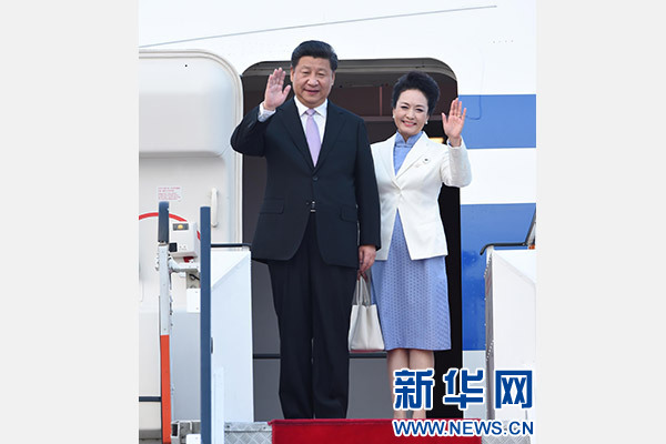 11月6日，國家主席習近平抵達新加坡，開始對新加坡進行國事訪問。這是習近平和夫人彭麗媛步出艙門。 新華社記者張鐸攝
