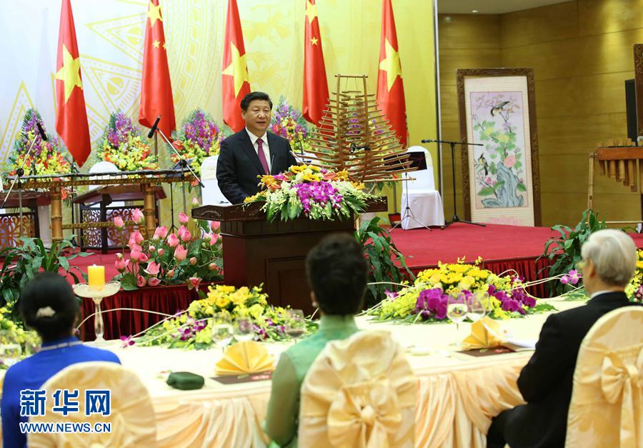 11月5日，中共中央總書記、國家主席習(xí)近平和夫人彭麗媛出席越共中央總書記阮富仲和越南國家主席張晉創(chuàng)在河內(nèi)國際會議中心舉行的盛大歡迎晚宴。新華社記者 龐興雷 攝 