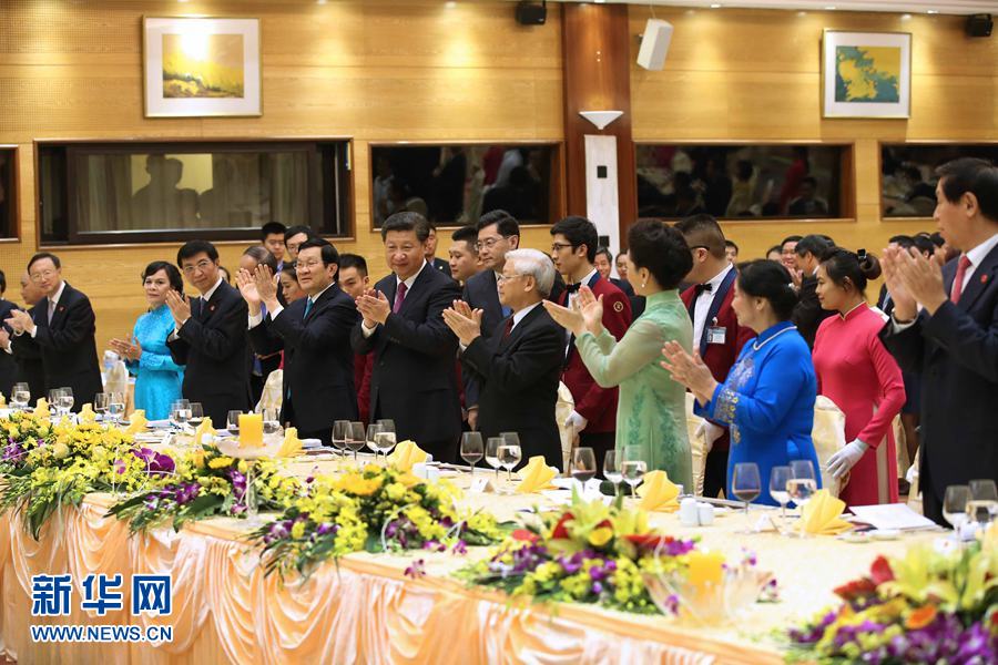 11月5日，中共中央總書記、國家主席習(xí)近平和夫人彭麗媛出席越共中央總書記阮富仲和越南國家主席張晉創(chuàng)在河內(nèi)國際會議中心舉行的盛大歡迎晚宴。新華社記者 龐興雷 攝 