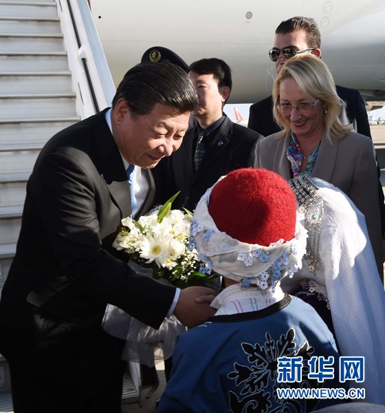 11月14日，國家主席習(xí)近平抵達(dá)土耳其安塔利亞，應(yīng)土耳其共和國總統(tǒng)埃爾多安邀請，出席二十國集團(tuán)領(lǐng)導(dǎo)人第十次峰會。這是土耳其兒童向習(xí)近平主席獻(xiàn)花。新華社記者 饒愛民 攝 