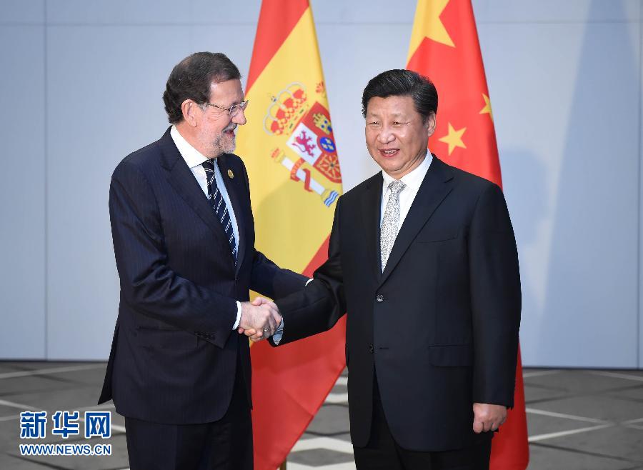 11月16日，國(guó)家主席習(xí)近平在土耳其安塔利亞會(huì)見(jiàn)西班牙首相拉霍伊。 新華社記者 張鐸 攝