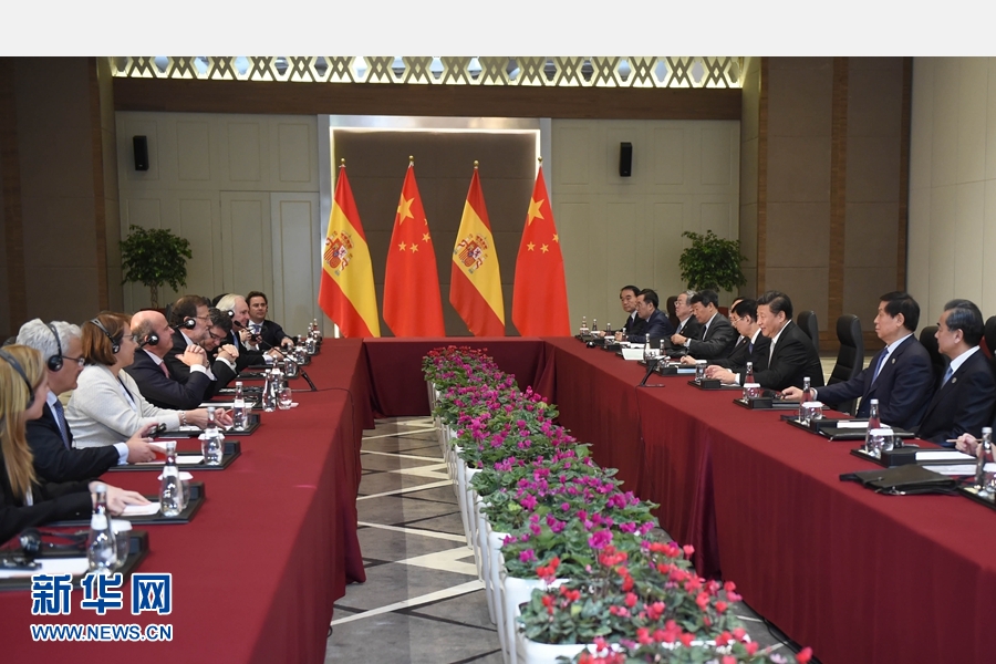 11月16日，國(guó)家主席習(xí)近平在土耳其安塔利亞會(huì)見(jiàn)西班牙首相拉霍伊。 新華社記者 張鐸 攝