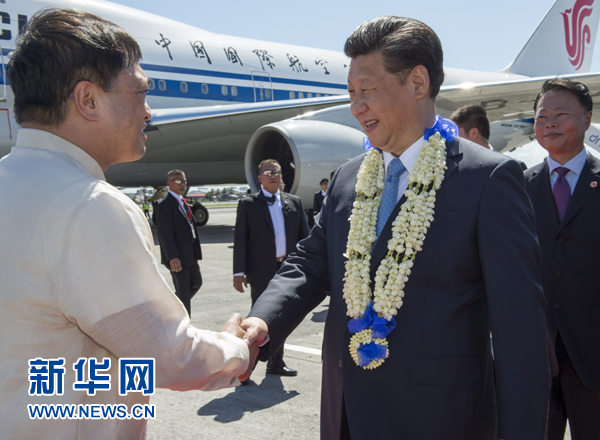 11月17日，國家主席習(xí)近平抵達(dá)菲律賓首都馬尼拉尼諾·阿基諾國際機(jī)場，出席即將舉行的亞太經(jīng)合組織第二十三次領(lǐng)導(dǎo)人非正式會(huì)議。菲律賓高級(jí)官員到機(jī)場迎接習(xí)近平主席。新華社記者李學(xué)仁攝