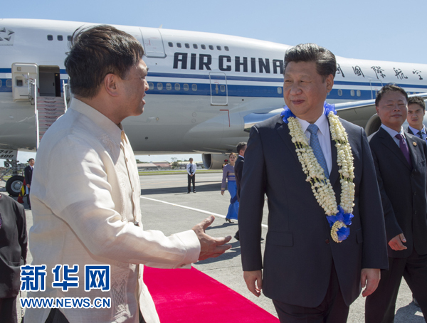 11月17日，國家主席習(xí)近平抵達(dá)菲律賓首都馬尼拉尼諾·阿基諾國際機(jī)場，出席即將舉行的亞太經(jīng)合組織第二十三次領(lǐng)導(dǎo)人非正式會(huì)議。菲律賓高級(jí)官員到機(jī)場迎接習(xí)近平主席。新華社記者李學(xué)仁攝