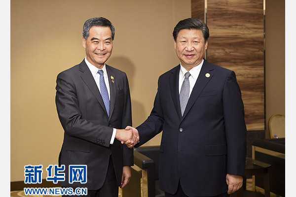 11月18日，國(guó)家主席習(xí)近平在菲律賓馬尼拉會(huì)見(jiàn)前來(lái)出席亞太經(jīng)合組織第二十三次領(lǐng)導(dǎo)人非正式會(huì)議的香港特別行政區(qū)行政長(zhǎng)官梁振英。新華社記者謝環(huán)馳攝