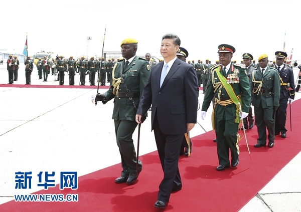 12月1日，中國國家主席習近平乘專機抵達津巴布韋首都哈拉雷，開始對津巴布韋進行國事訪問。津巴布韋總統(tǒng)穆加貝在機場舉行隆重歡迎儀式。這是習近平檢閱儀仗隊。新華社記者 黃敬文 攝 