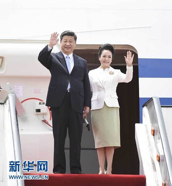 12月1日，中國國家主席習近平乘專機抵達津巴布韋首都哈拉雷，開始對津巴布韋進行國事訪問。津巴布韋總統(tǒng)穆加貝在機場舉行隆重歡迎儀式。這是習近平和夫人彭麗媛向歡迎人群揮手致意。新華社記者 謝環(huán)馳 攝 
