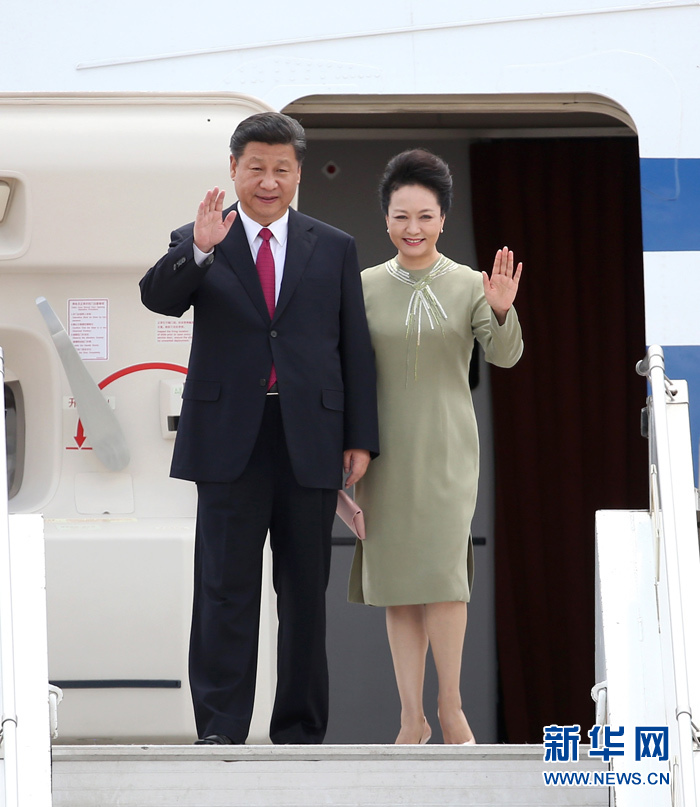 12月2日，國(guó)家主席習(xí)近平抵達(dá)南非首都比勒陀利亞，開始對(duì)南非進(jìn)行國(guó)事訪問(wèn)。這是習(xí)近平和夫人彭麗媛向歡迎人群揮手致意。新華社記者龐興雷攝