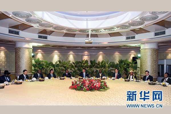 12月4日，國(guó)家主席習(xí)近平在約翰內(nèi)斯堡集體會(huì)見(jiàn)13位非洲國(guó)家領(lǐng)導(dǎo)人。 新華社記者 謝環(huán)馳 攝
