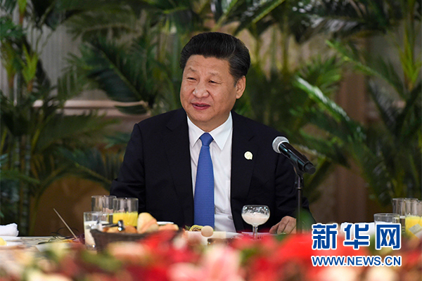 12月4日，國(guó)家主席習(xí)近平在約翰內(nèi)斯堡集體會(huì)見(jiàn)13位非洲國(guó)家領(lǐng)導(dǎo)人。 新華社記者 謝環(huán)馳 攝