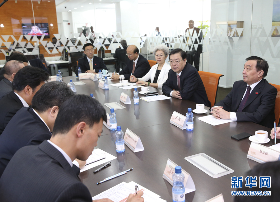 這是3月25日，張德江在肯尼亞首都內(nèi)羅畢考察中央電視臺(tái)非洲分臺(tái)并接見(jiàn)中央媒體駐非洲機(jī)構(gòu)負(fù)責(zé)人。 新華社記者馬占成攝
