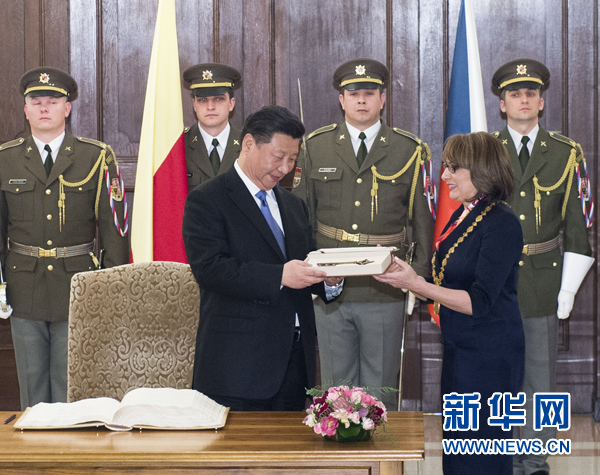 當?shù)貢r間3月29日，國家主席習近平在捷克布拉格會見布拉格市長科爾娜喬娃，并接受科爾娜喬娃代表該市贈予的城市鑰匙。 新華社記者 王曄 攝