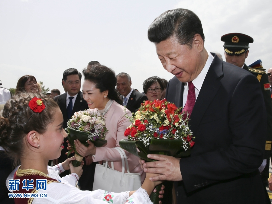  6月17日，國(guó)家主席習(xí)近平乘專機(jī)抵達(dá)貝爾格萊德，開(kāi)始對(duì)塞爾維亞共和國(guó)進(jìn)行國(guó)事訪問(wèn)。塞爾維亞少年兒童向習(xí)近平和夫人彭麗媛獻(xiàn)上鮮花。新華社記者 蘭紅光 攝 