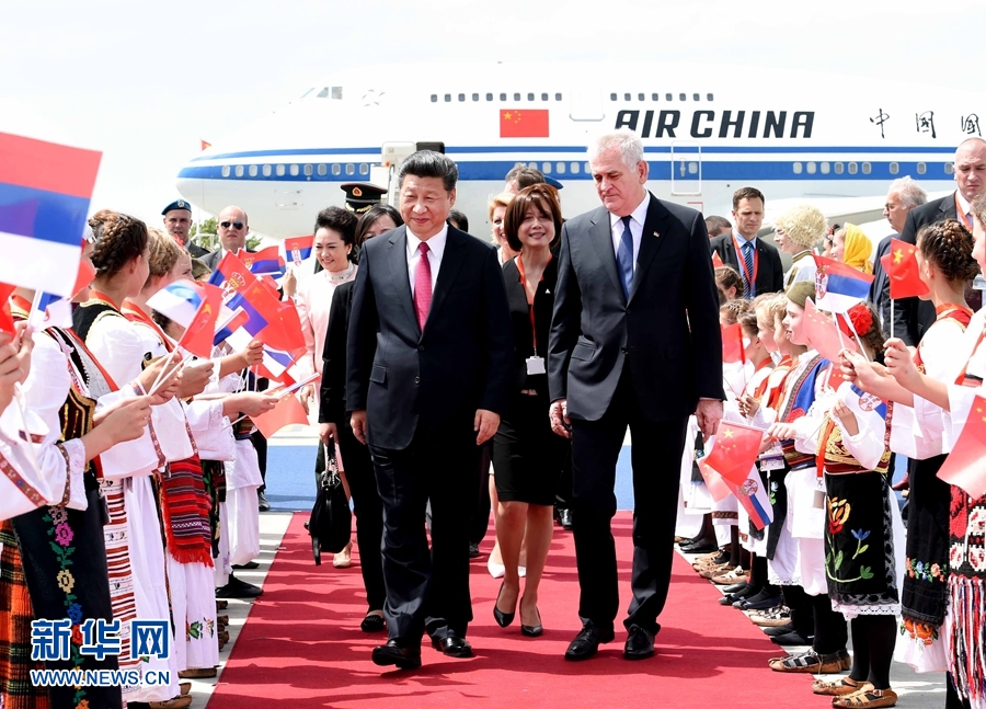6月17日，國(guó)家主席習(xí)近平乘專機(jī)抵達(dá)貝爾格萊德，開(kāi)始對(duì)塞爾維亞共和國(guó)進(jìn)行國(guó)事訪問(wèn)。習(xí)近平和夫人彭麗媛在機(jī)場(chǎng)受到塞爾維亞總統(tǒng)尼科利奇夫婦的熱情迎接。新華社記者 饒愛(ài)民 攝