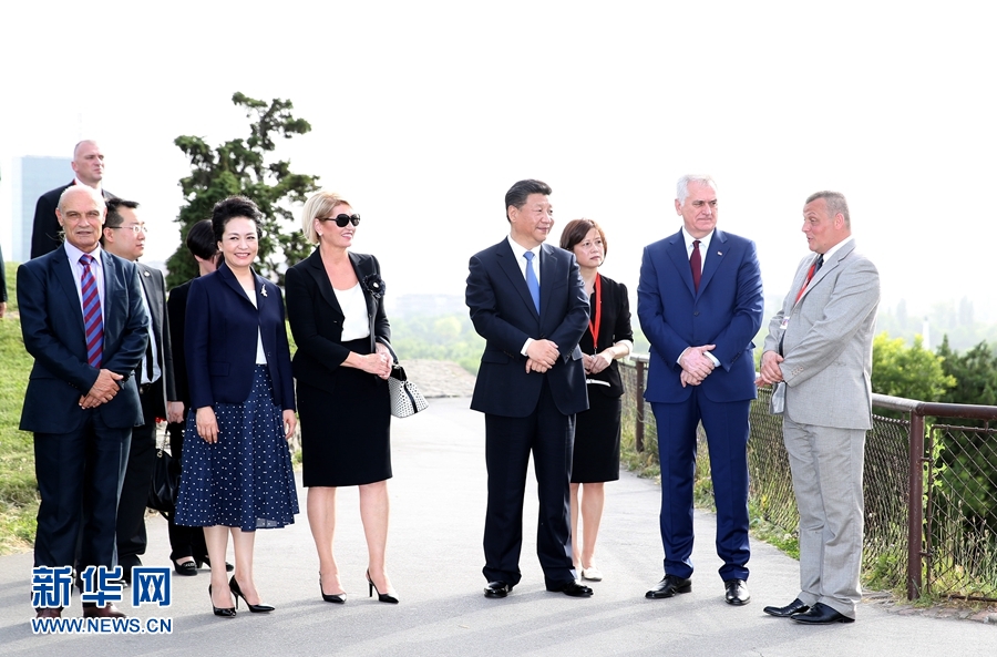 6月17日，中國國家主席習(xí)近平和夫人彭麗媛在塞爾維亞總統(tǒng)尼科利奇夫婦陪同下參觀具有悠久歷史的貝爾格萊德卡萊梅格丹公園。 新華社記者 馬占成 攝