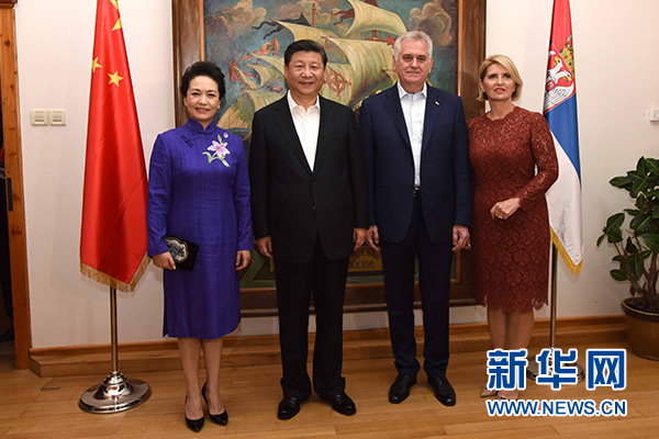 當地時間6月17日，國家主席習近平同塞爾維亞總統(tǒng)尼科利奇在貝爾格萊德舉行會晤。這是習近平和夫人彭麗媛同尼科利奇夫婦在和平別墅合影。新華社記者饒愛民攝