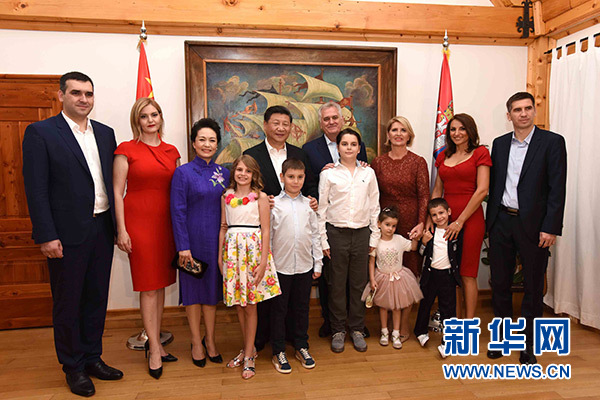 當地時間6月17日，國家主席習近平同塞爾維亞總統(tǒng)尼科利奇在貝爾格萊德舉行會晤。這是習近平和夫人彭麗媛同尼科利奇夫婦及家人在和平別墅合影。新華社記者饒愛民攝