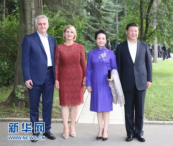 當地時間6月17日，國家主席習近平同塞爾維亞總統(tǒng)尼科利奇在貝爾格萊德舉行會晤。這是習近平和夫人彭麗媛同尼科利奇夫婦在和平別墅合影。新華社記者 丁林 攝