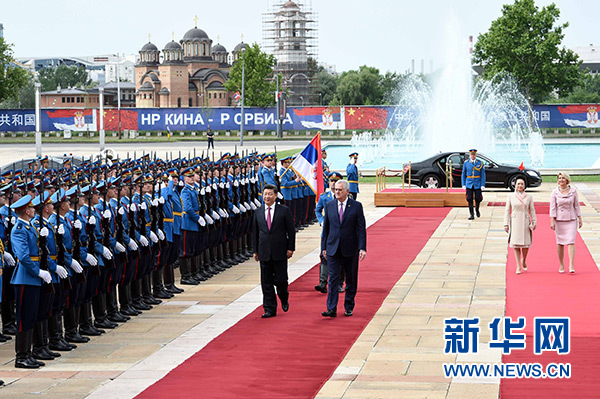 6月18日，國(guó)家主席習(xí)近平出席塞爾維亞總統(tǒng)尼科利奇在貝爾格萊德舉行的隆重歡迎儀式。 新華社記者饒愛民攝