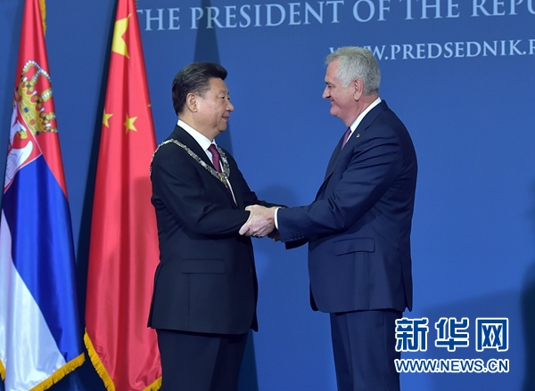 6月18日，國(guó)家主席習(xí)近平在貝爾格萊德同塞爾維亞總統(tǒng)尼科利奇舉行會(huì)談。會(huì)談后，尼科利奇向習(xí)近平授予塞爾維亞最高級(jí)別勛章“共和國(guó)一級(jí)榮譽(yù)勛章”，感謝習(xí)近平為中塞關(guān)系發(fā)展作出的杰出貢獻(xiàn)。新華社記者 李濤 攝 