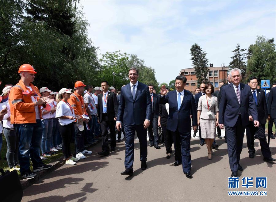 6月19日上午，國(guó)家主席習(xí)近平在貝爾格萊德參觀河鋼集團(tuán)塞爾維亞斯梅代雷沃鋼廠。習(xí)近平抵達(dá)時(shí)，塞爾維亞總統(tǒng)尼科利奇、總理武契奇在停車處熱情迎接。鋼廠工人和家屬、當(dāng)?shù)厥忻駭?shù)千人夾道歡迎。新華社記者 饒愛(ài)民 攝