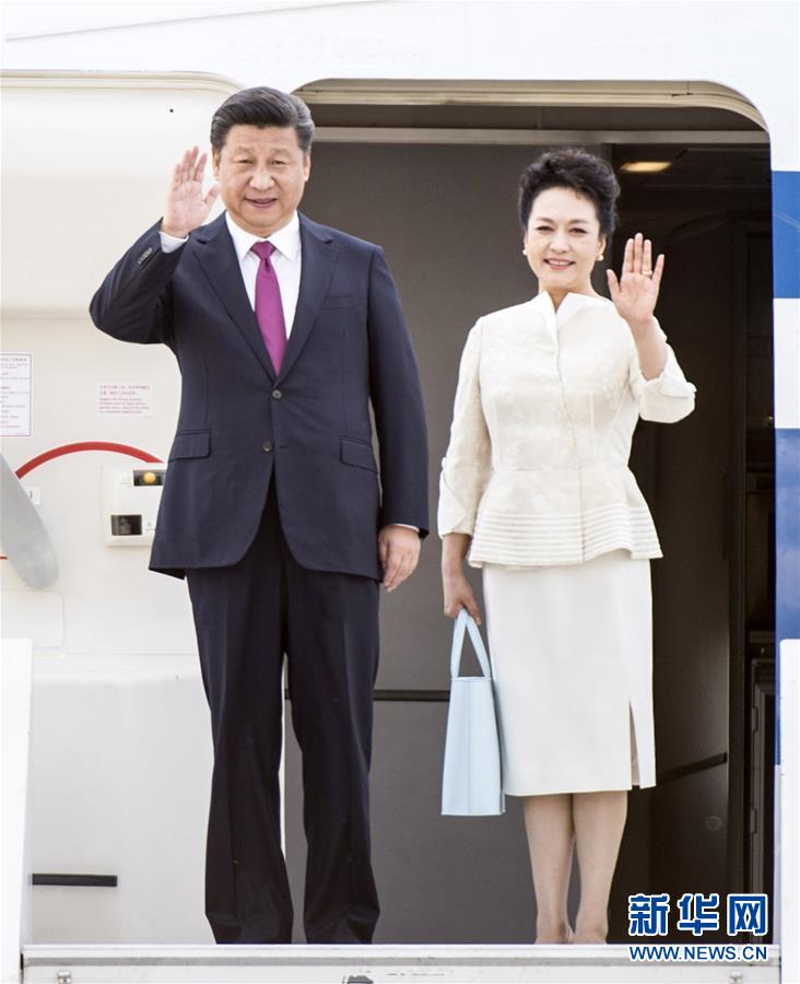 6月19日，國家主席習(xí)近平抵達(dá)華沙，開始對(duì)波蘭共和國進(jìn)行國事訪問。這是習(xí)近平和夫人彭麗媛步出艙門。 新華社記者 謝環(huán)馳 攝 